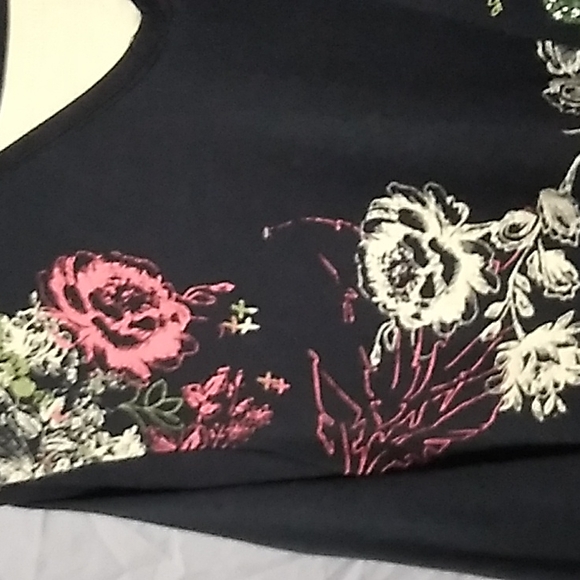 Basic Editions blouse in 3X Black in applique flowers - Picture 3 of 8